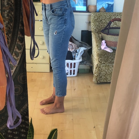 Distressed light wash cropped jeans, medium waist - Picture 6 of 8